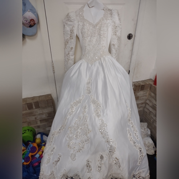 Vintage off white wedding gown 8-ft train satin and pearls very nice size 2 - Picture 8 of 11